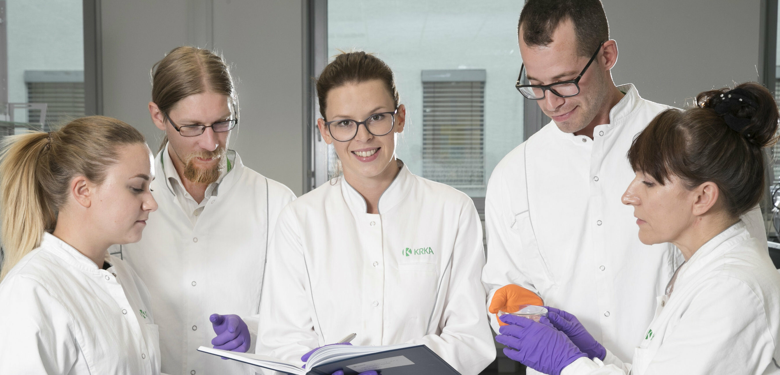 BËHUNI PJESË E NJË EKIPI TË PËRKUSHTUAR